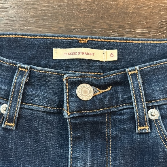 Levi’s Classic Straight Jeans.  Women’s size 6. Excellent condition! Very cute! - Picture 3 of 6